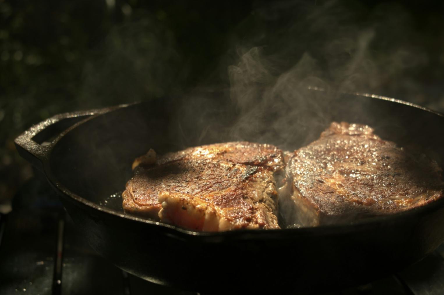 Atelier culinaire avec ustensiles professionnels et préparations artisanales